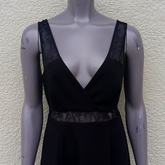 BCBGENERATION LADIES BLACK SLEEVELESS V NECK MINI SKIRT W/ LACED TRIM (VIETNAM) - Picture 1 of 17